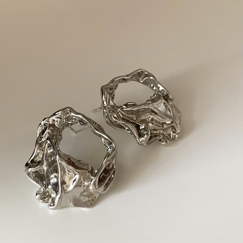 Silver Molten Hollow Wreath Stud Earring — front view