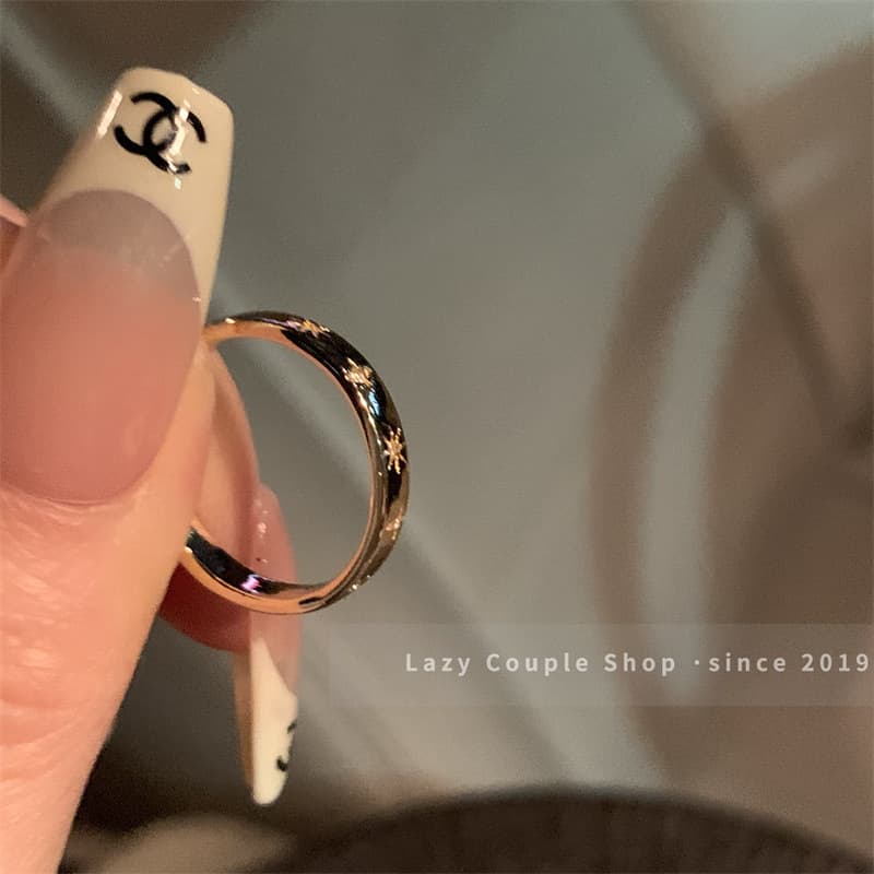 Gold Starburst Engraved Thin Band Ring — Ring minimals from Mowey Studio