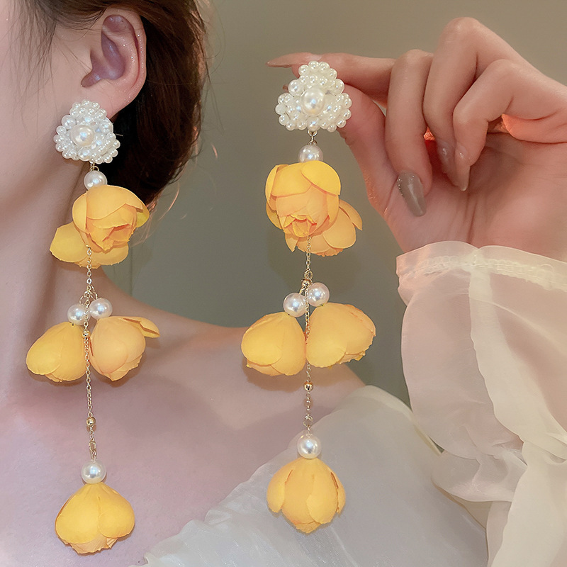 Buttercup Bud & Pearl Heart Chain Drop Earring