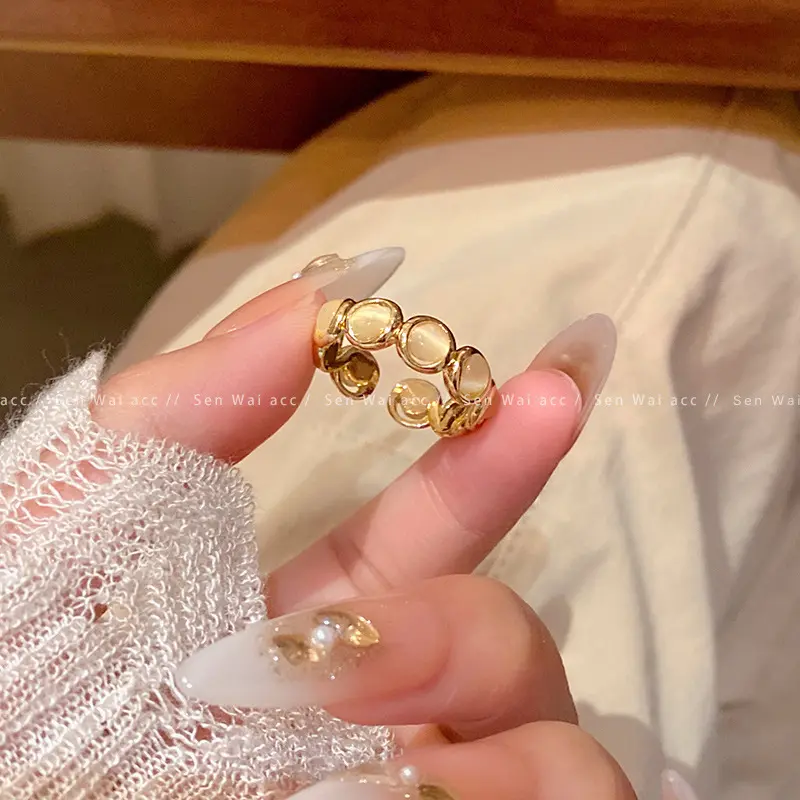 Gold Round Cat Eye Bubble Band Ring — front view